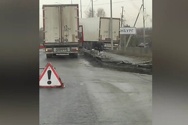 На въезде в Екатеринбург образовалась огромная пробка из-за ДТП с грузовиком