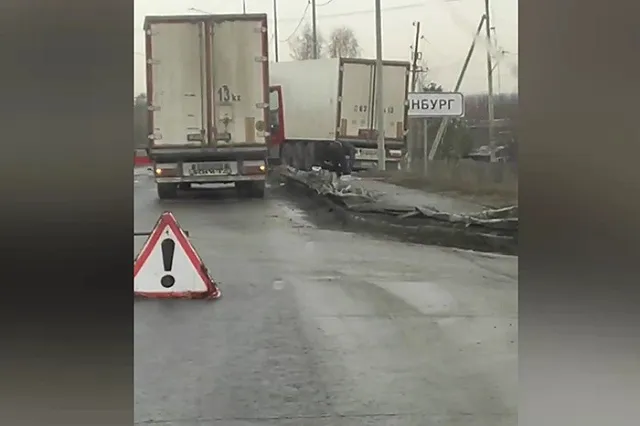 На въезде в Екатеринбург образовалась огромная пробка из-за ДТП с грузовиком