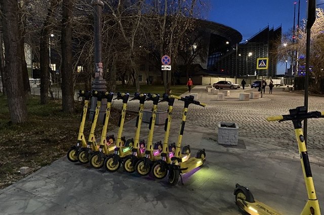 Екатеринбуржец на электросамокате едва не разбился из-за появления сотрудников ДПС