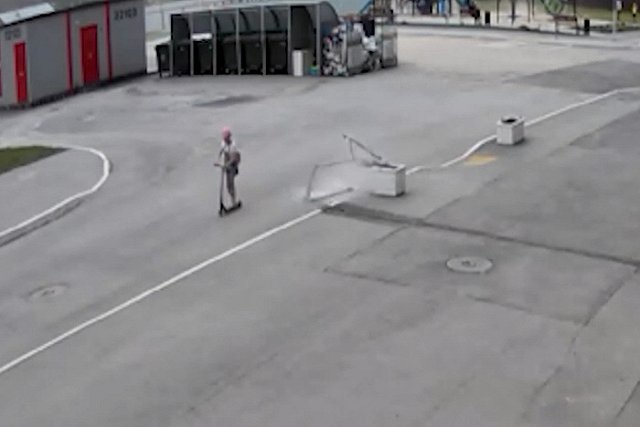 В Екатеринбурге ветер вырвал балконную раму. Она едва не упала на маленькую девочку