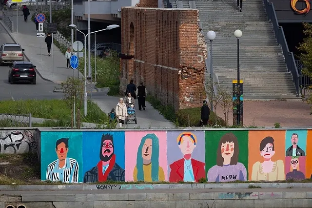 Портреты екатеринбуржцев появились в центре Екатеринбурга в виде арт-объектов