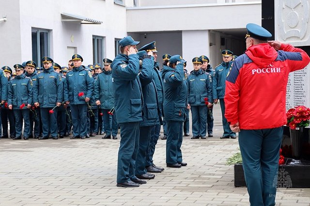 Что случилось? В центр Екатеринбурга съехались генералы и депутаты