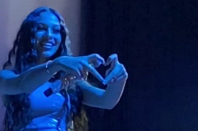 Во время выступления в Екатеринбурге молодая артистка внезапно прервала концерт