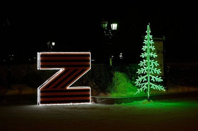 К зданию посольства США в Москве вернули символы СВО