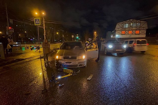 Две школьницы на самокате попали под машину, пытаясь проскочить на красный