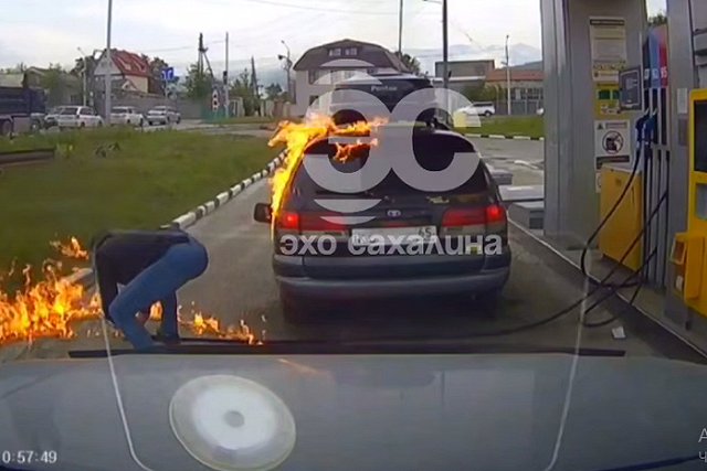 На Сахалине мужчина поджег свой автомобиль во время заправки на АЗС