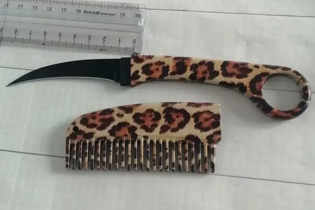 Леопардовую расческу с сюрпризом пыталась пронести свердловчанка в суд