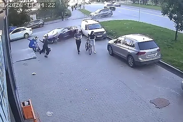 Момент ДТП с фиолетовой Lamborghini попал на видео