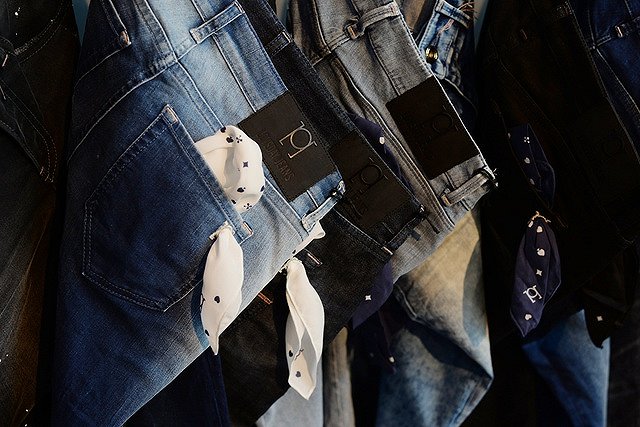 Продажи джинсов упали впервые за полвека в США