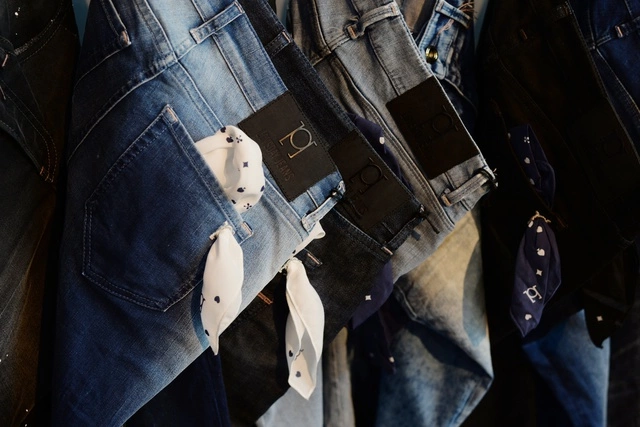 Продажи джинсов упали впервые за полвека в США