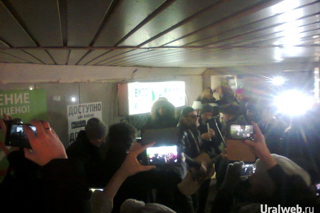 Борис Гребенщиков сыграл для прохожих в центре Екатеринбурга