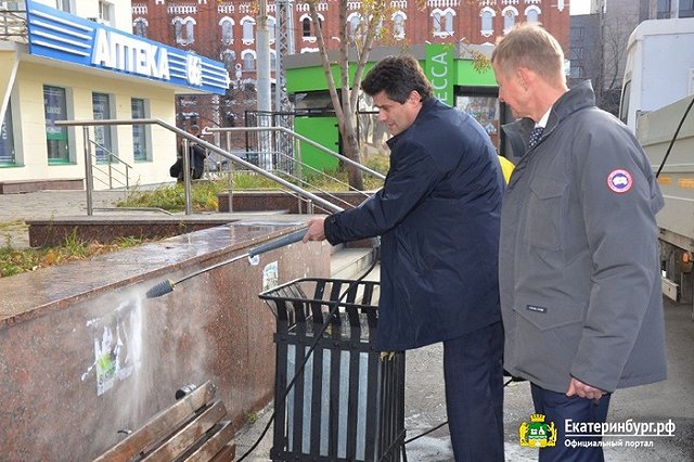 «Пыль ужасная круглый год»: жители Екатеринбурга так и не дождались помывки улиц