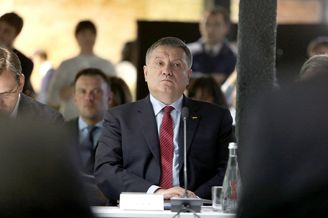 Аваков предложил вести «вертолетные деньги» для украинцев из-за коронавируса