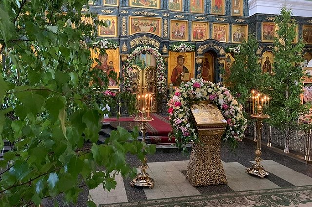 Православные христиане празднуют Троицу