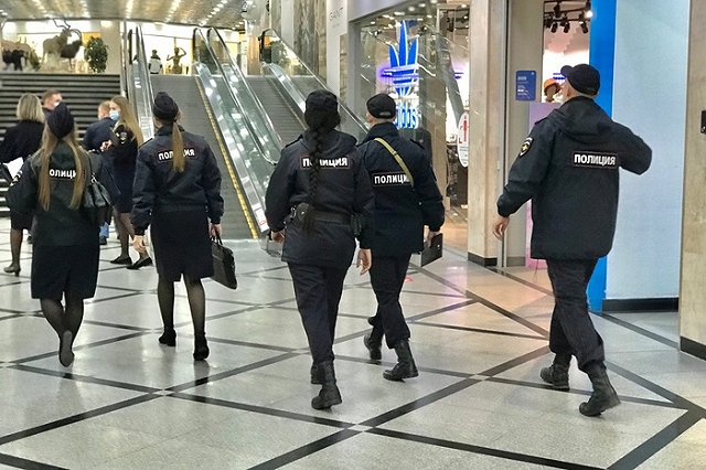В Екатеринбурге начали ловить подростков в торговых центрах