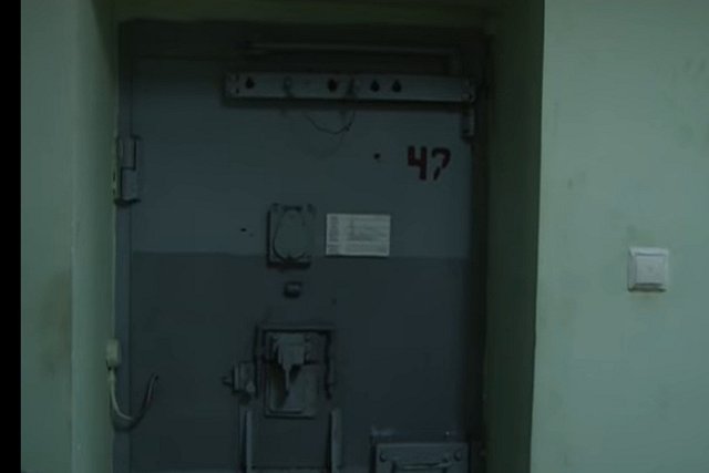 Жителя Екатеринбурга ограбили в подъезде после перепалки в ночном клубе