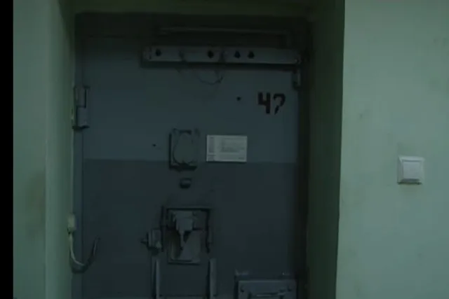 Жителя Екатеринбурга ограбили в подъезде после перепалки в ночном клубе