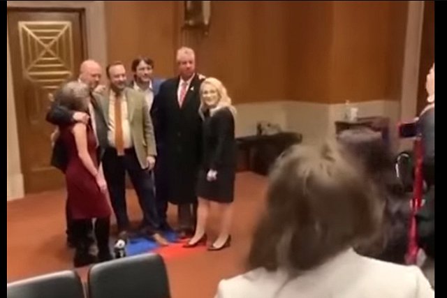 В Конгрессе США потоптались на флаге ДНР