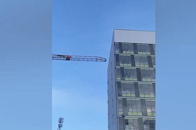 В Екатеринбурге башенный кран врезался в дом
