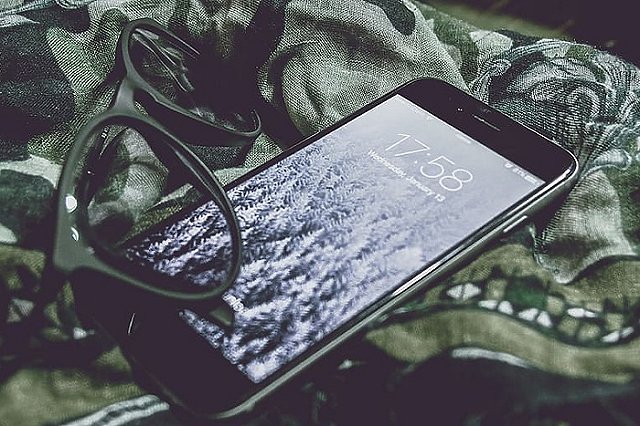 «Невозможна установка RuStore». Покупателей iPhone в салонах предупреждают о «дефектах» устройства