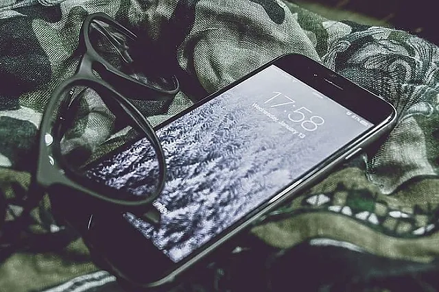 «Невозможна установка RuStore». Покупателей iPhone в салонах предупреждают о «дефектах» устройства