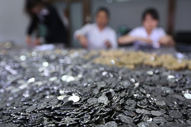 Житель Китая расплатился мелочью за машину стоимостью 106 тысяч долларов