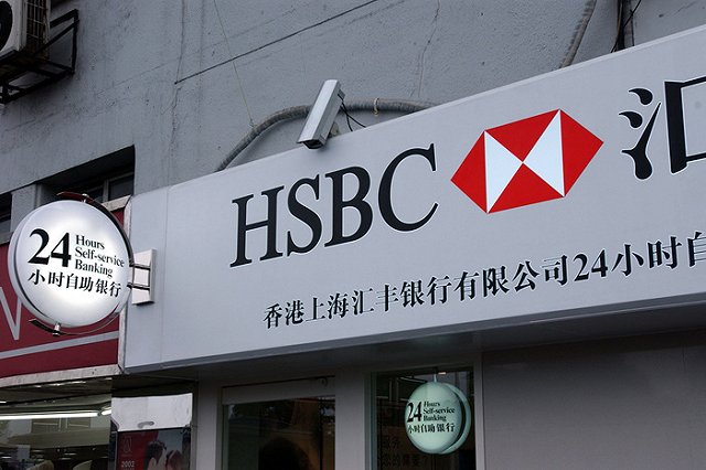 Сотрудники британского банка сняли пародию на казнь ИГИЛ