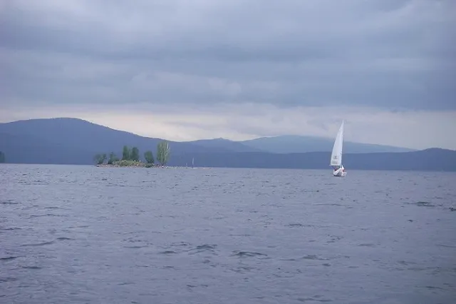 Прогулочная яхта с 13 пассажирами на борту перевернулась на озере Тургояк