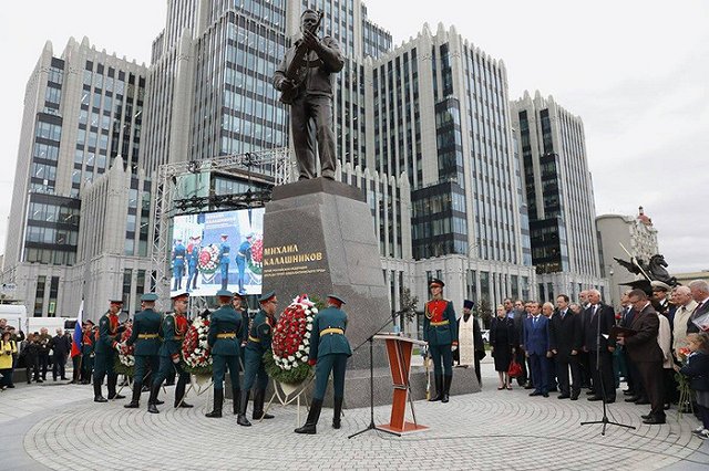 На памятнике Калашникову разглядели винтовку Вермахта