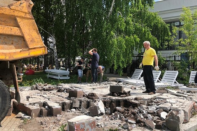 Житель Екатеринбурга вывез мусор из Исторического сквера за свой счет