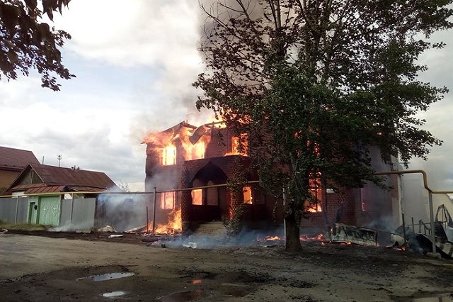 В Екатеринбурге полыхает дом. По участку проходит газовая труба