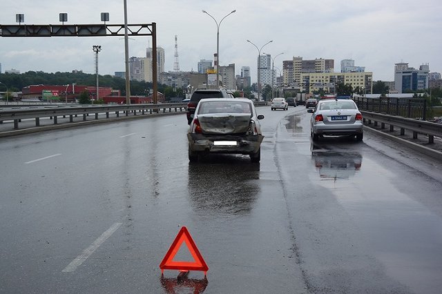 Третий автомобиль врезался в машины, стоящие после ДТП на Гурзуфской