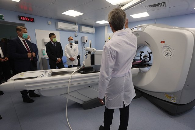 Мурашко оценил онкоцентр, построенный на Урале бизнесменом из окружения Голиковой