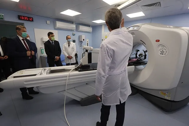 Мурашко оценил онкоцентр, построенный на Урале бизнесменом из окружения Голиковой