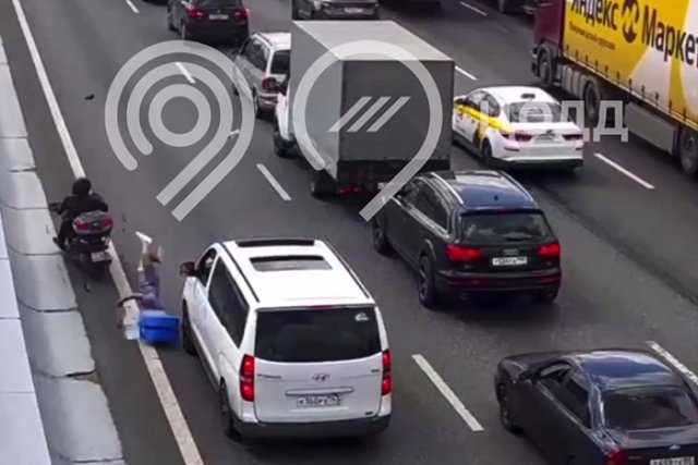 В Москве мотоциклист сбил продавца мороженого, бегавшего между машин (ВИДЕО)