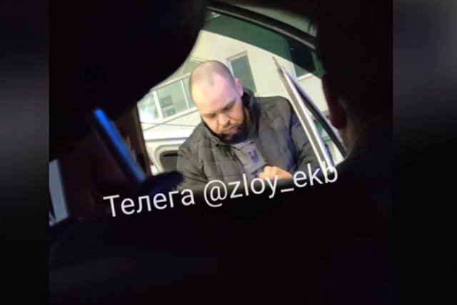 В Екатеринбурге неизвестный напал на таксиста