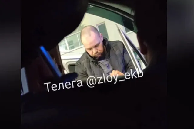 В Екатеринбурге неизвестный напал на таксиста