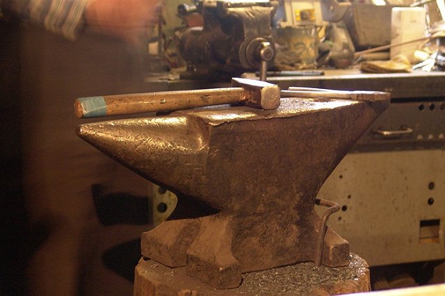 Кузнец каменской исправительной колонии получил заказ к 70-летию Победы