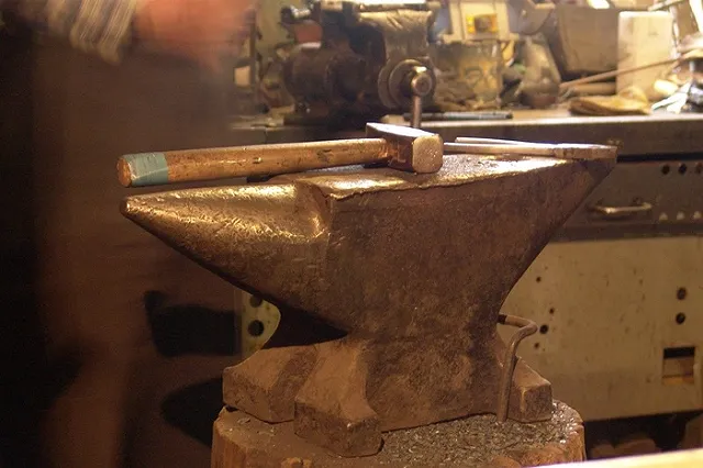 Кузнец каменской исправительной колонии получил заказ к 70-летию Победы