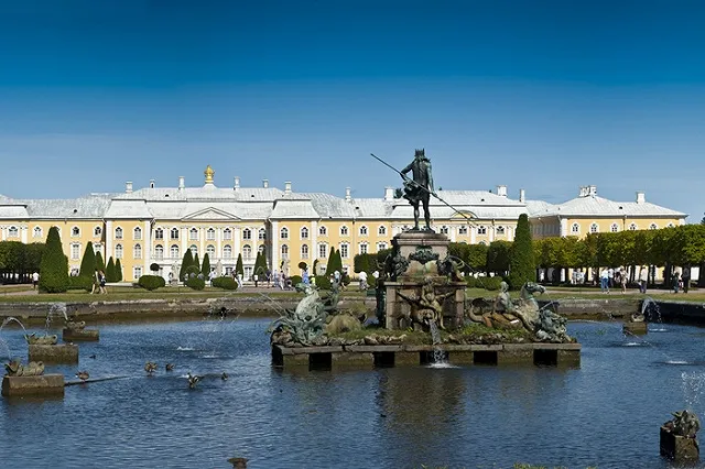 В Петергоф после первой за два века реставрации вернется фонтан «Нептун»