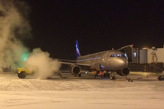 «Очень холодно!». В Кольцово рассказали как спасают самолеты от замерзания