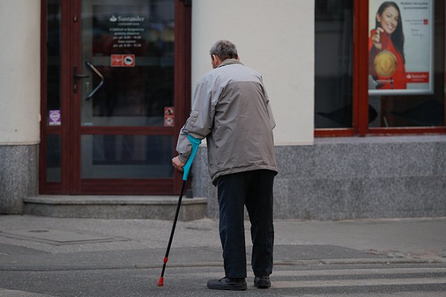 В поликлинике Новосибирска загипсованная женщина передвигалась на табуретке