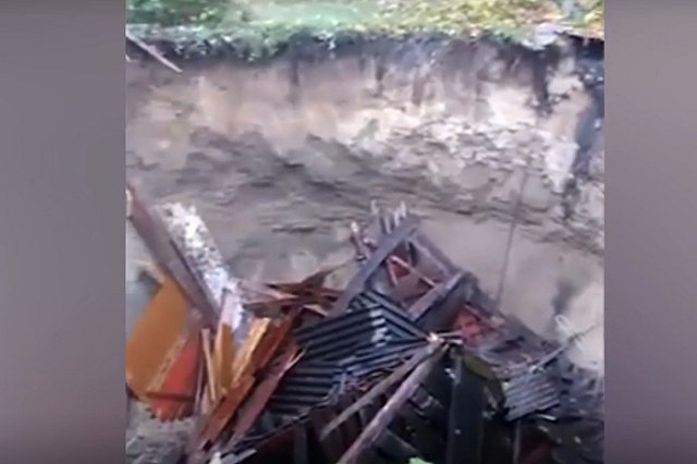 В Брянской области дом провалился под землю вместе с людьми