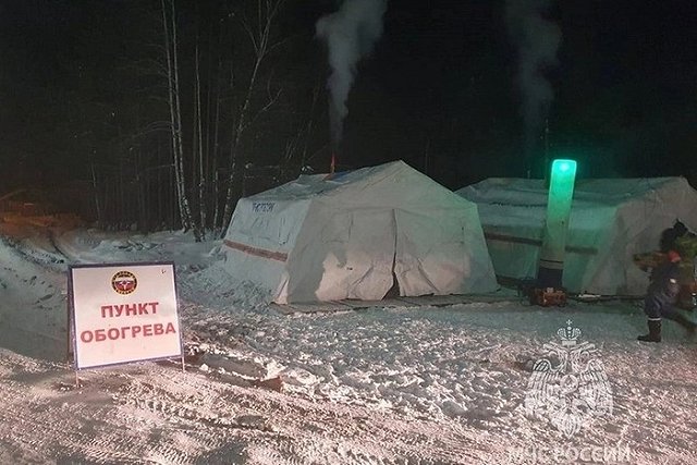 «Приезжали жулики». Дальнобойщик больше недели живет на ЕКАД