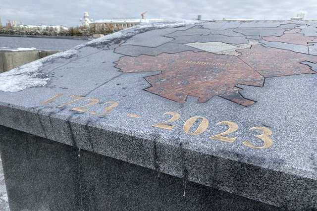 В Екатеринбурге изменили гранитную карту на Плотинке. Рассказываем, что произошло