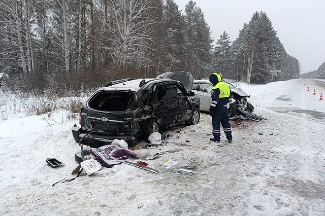 Четыре человека пострадали: на трассе под Екатеринбургом столкнулись три иномарки