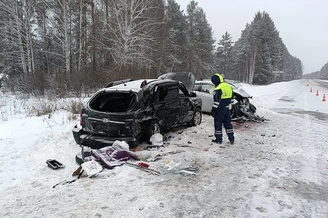 Четыре человека пострадали: на трассе под Екатеринбургом столкнулись три иномарки