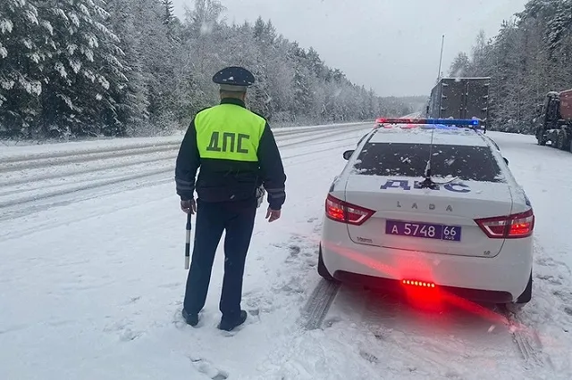 Свердловские трассы вновь засыпало снегом