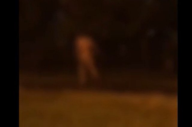 Екатеринбуржцы заметили ночью полностью обнажённого мужчину