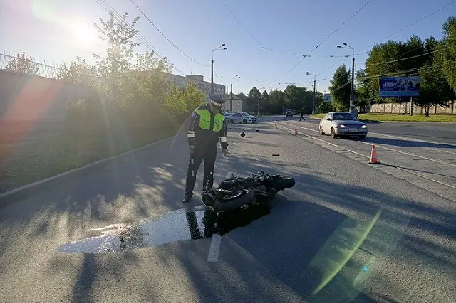 Байкер без прав и шлема погиб в Свердловской области